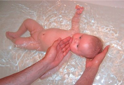 Как купать малыша? Отвечает педиатр