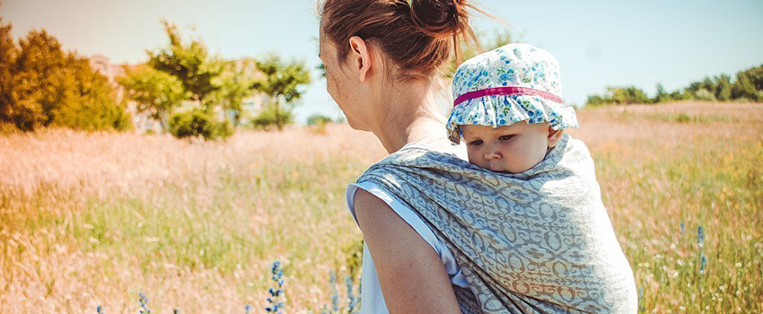 Как правильно носить ребёнка на руках: два варианта, способствующие двигательному развитию ребенка