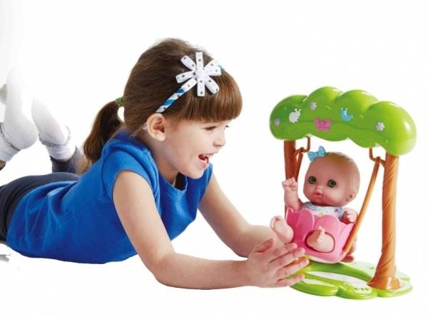 Пупс JC Toys Бібі на гойдалці, 22 см (JC16964-1) - Pampik - 2