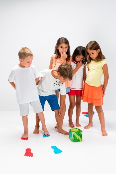 Активная игра для группы детей Miniland Follow the Big Foot (31891) - Pampik - 6