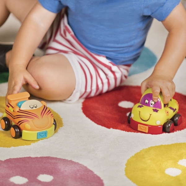 Ігровий набір Battat Кумедний автопарк, 4 гумові машинки-брязкальця, 40 см (BX1995Z) - Pampik - 11