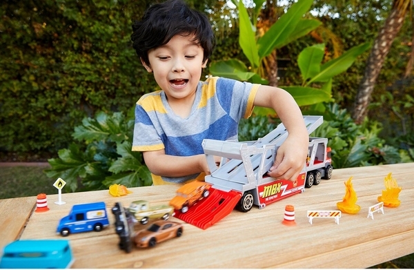 Пожежна вантажівка-транспортер Matchbox Дорожня пригода (GWM23) - Pampik - 10