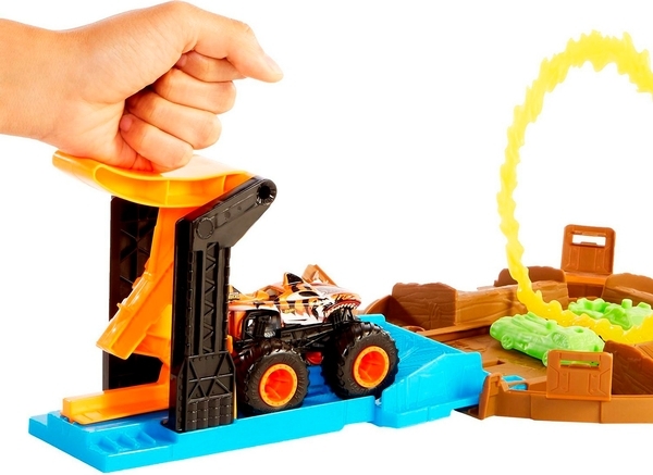Игровой набор Hot Wheels Monster Trucks Трюки в шине (GVK48) - Pampik - 3