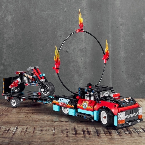 Конструктор LEGO Technic Шоу трюків на вантажівках і мотоциклах, 610 деталей (42106) - Pampik - 22