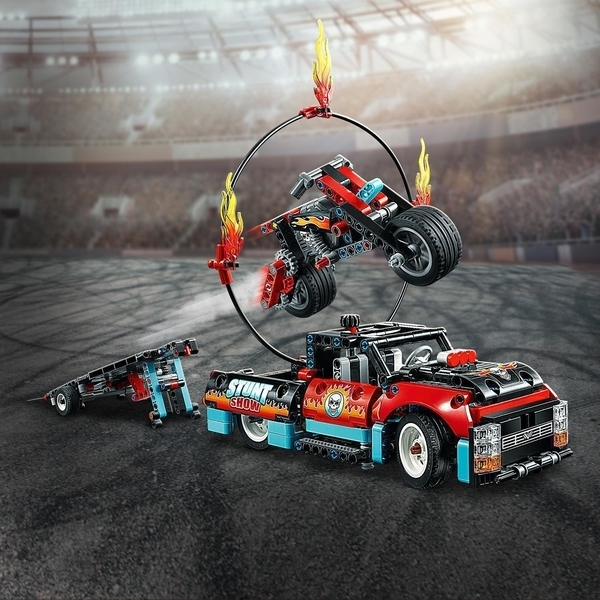Конструктор LEGO Technic Шоу трюків на вантажівках і мотоциклах, 610 деталей (42106) - Pampik - 20