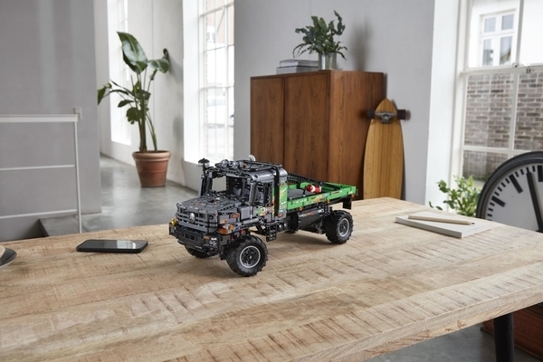 Конструктор LEGO Technic Повнопривідна вантажівка для випробувань Mercedes-Benz Zetros, 2110 деталей (42129) - Pampik - 6