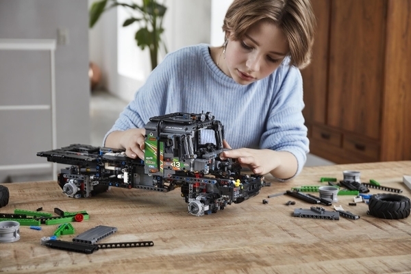 Конструктор LEGO Technic Повнопривідна вантажівка для випробувань Mercedes-Benz Zetros, 2110 деталей (42129) - Pampik - 5