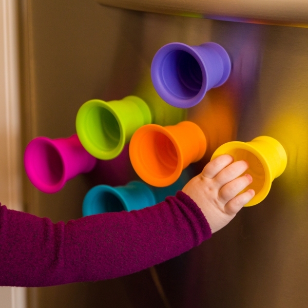 Іграшка тактильна Fat Brain Toys Suction Kupz М'які чашки, 6 шт. (F183ML) - Pampik - 17