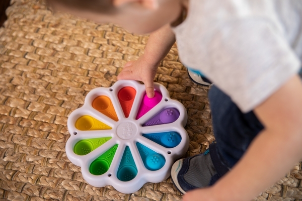 Іграшка тактильна Fat Brain Toys dimpl digits Кольорові пелюстки (F275EN) - Pampik - 13