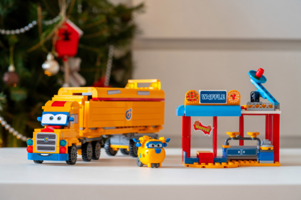 Конструктор Super Wings Small Blocks Buildable Vehicle Set грузовик и магазин (EU385008) - Pampik - 5