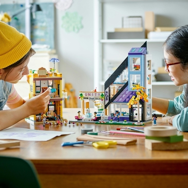 Конструктор LEGO Friends Квіткові та дизайнерські магазини в центрі міста 2010 деталей (41732) - Pampik - 13