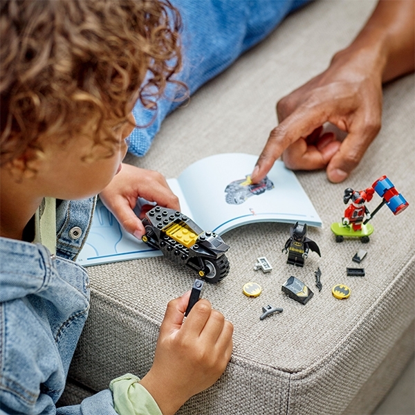 Конструктор LEGO DC Бетмен проти Харлі Квін, 42 деталі (76220) - Pampik - 7