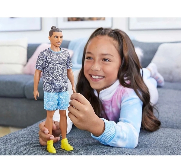 Лялька Barbie Кен Модник у футболці з візерунком пейслі (HJT09) - Pampik - 5