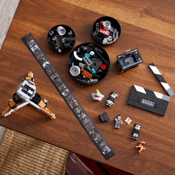 Конструктор LEGO Disney Камера вшанування Уолта Діснея, 811 деталей (43230) - Pampik - 3