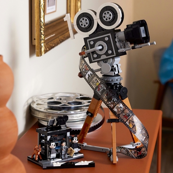Конструктор LEGO Disney Камера вшанування Уолта Діснея, 811 деталей (43230) - Pampik - 5