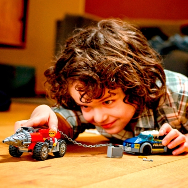 Подарунок. Конструктор LEGO City Елітний поліцейський загін переслідування бура (60273) - Pampik - 7