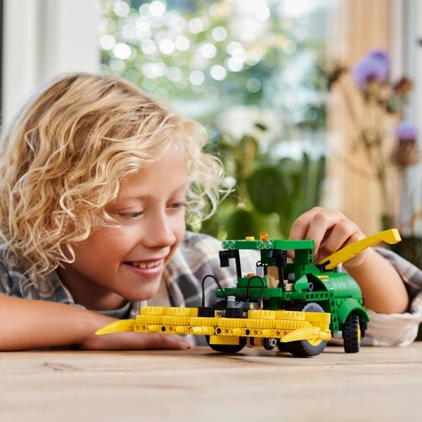 Конструктор LEGO Technic Кормозбиральний комбайн John Deere 9700, 559 деталей (42168) - Pampik - 8