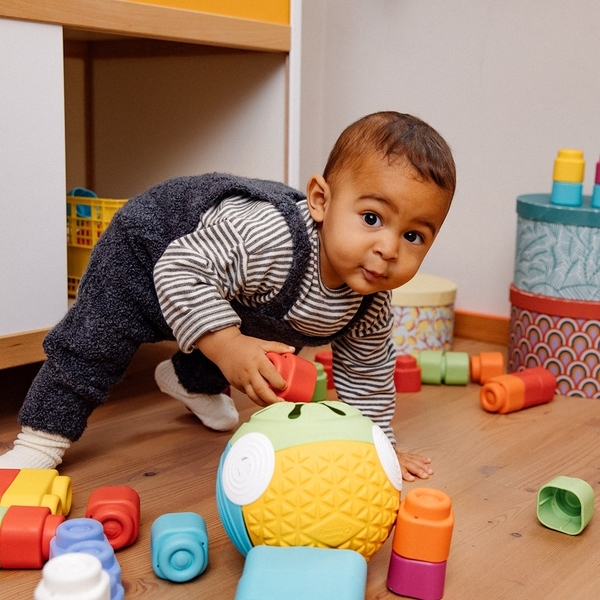 Развивающая игрушка-сортер Clementoni Сенсорный мячик Soft Clemmy (17689) - Pampik - 8