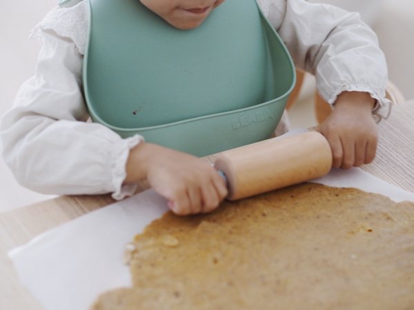 Нагрудник Beaba силіконовий, з кишенею, оливковий (913541) - Pampik - 6