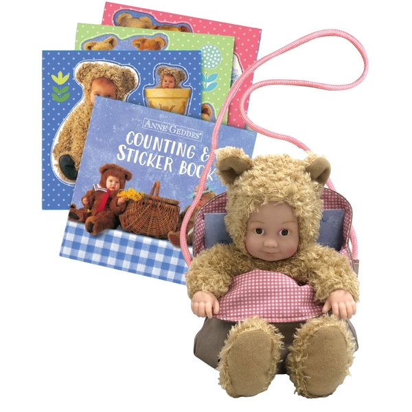Лялька Anne Geddes Маленьке Ведмежатко з сумкою та стікерами 23 см (21071AG) - Pampik