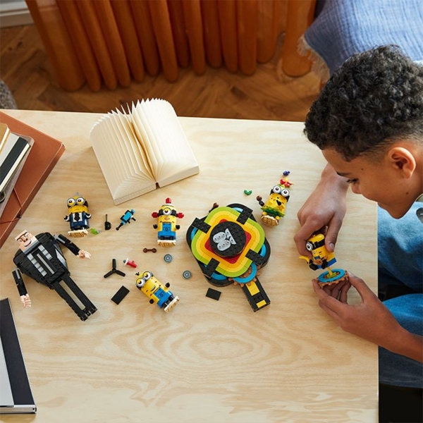 Конструктор LEGO Despicable Me Ґру й посіпаки з кубиків, 839 деталей (75582) - Pampik - 6