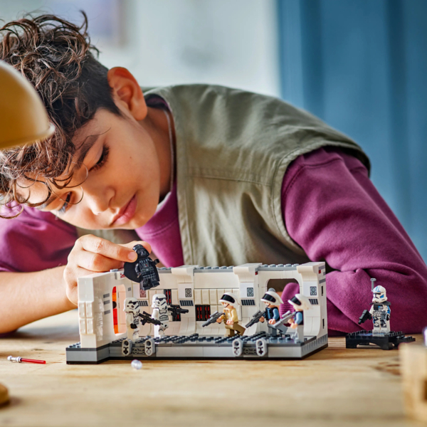 Конструктор LEGO Star Wars Посадка на борт Тантів IV, 502 деталі (75387) - Pampik - 10