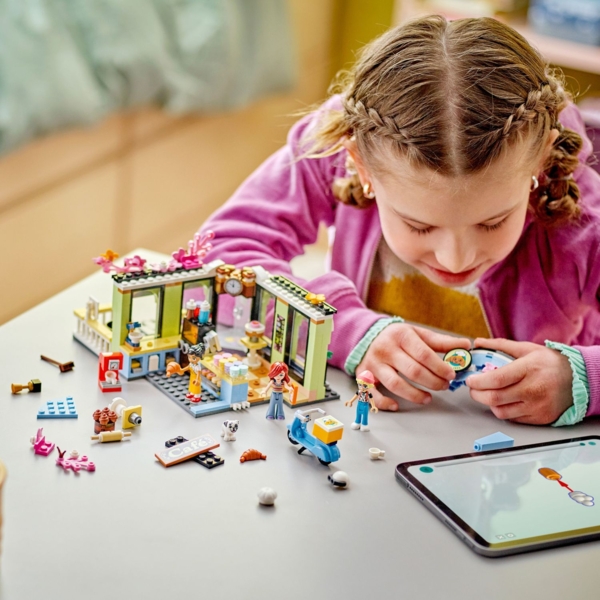 Конструктор LEGO Friends Кавʼярня Хартлейк-Сіті, 426 деталей (42618) - Pampik - 5