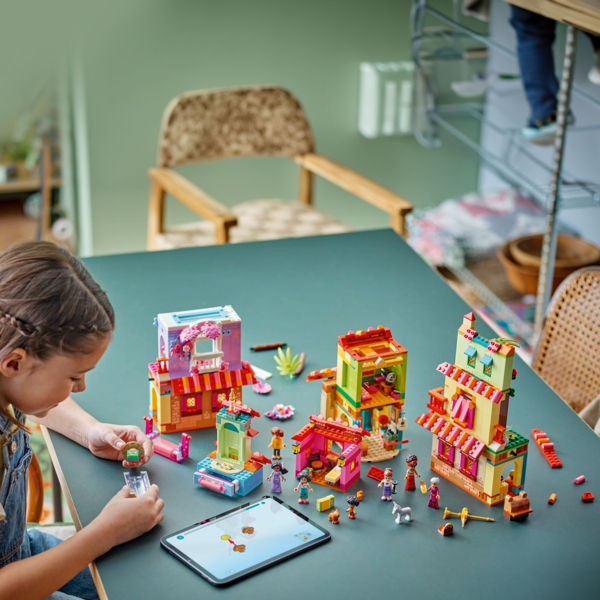 Конструктор LEGO Disney Classic Чарівний будинок Мадригал, 1560 деталей (43245) - Pampik - 4