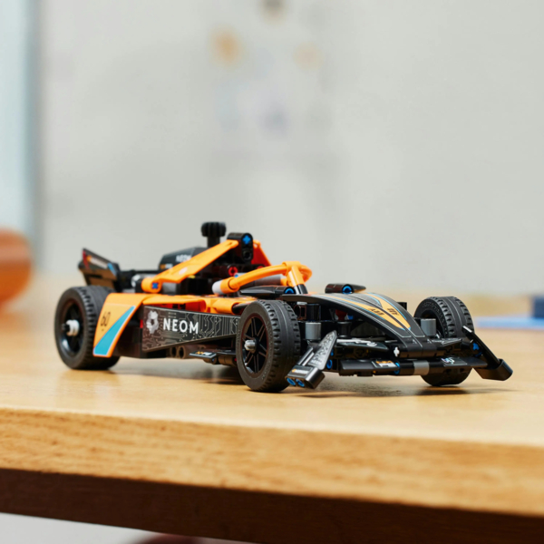 Конструктор LEGO Technic Автомобіль для гонки NEOM McLaren Formula E0, 452 деталі (42169) - Pampik - 7