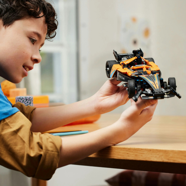 Конструктор LEGO Technic Автомобіль для гонки NEOM McLaren Formula E0, 452 деталі (42169) - Pampik - 8