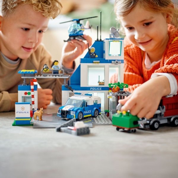 Конструктор LEGO City Поліцейська ділянка, 668 деталей (60316) - Pampik - 6