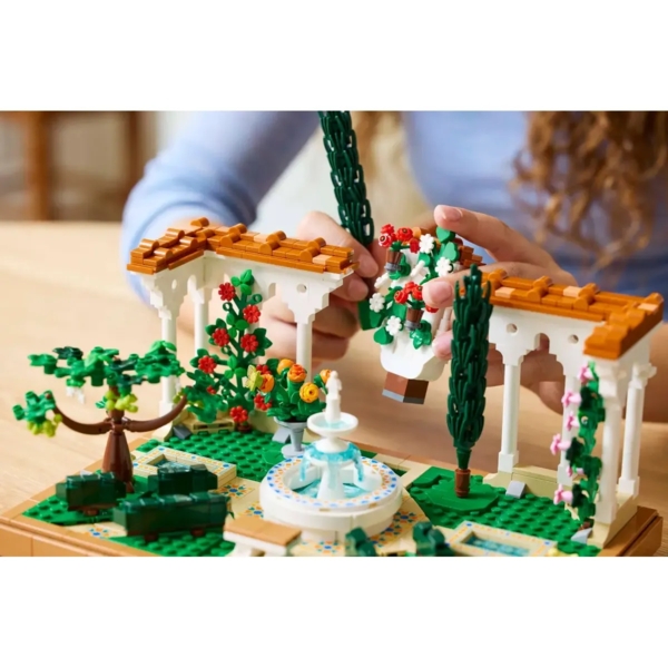 Конструктор LEGO Icons Сад з фонтаном, 1302 деталі (10359) - Pampik - 10