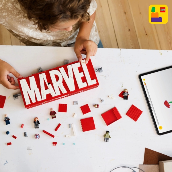 Конструктор LEGO Super Heroes Логотип і мініфігурки Marvel, 931 деталь (76313) - Pampik - 13