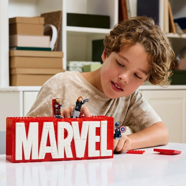 Конструктор LEGO Super Heroes Логотип і мініфігурки Marvel, 931 деталь (76313) - Pampik - 15
