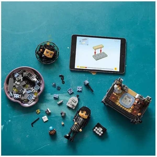 Конструктор LEGO Wednesday Фігурка Венздей Аддамс, 702 деталі (76780) - Pampik - 7