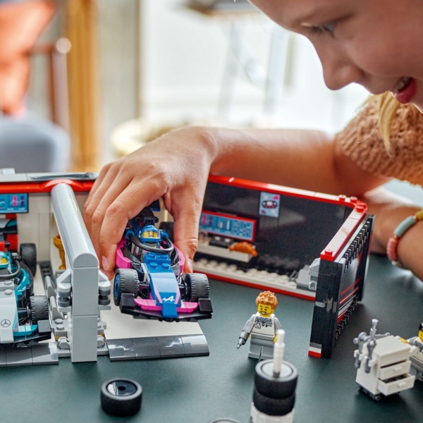 Конструктор LEGO City Гараж F1 та автомобілі Mercedes-AMG і Alpine, 678 деталей (60444) - Pampik - 9