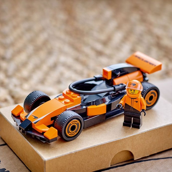 Конструктор LEGO City Пілот F1 з автомобілем для перегонів команди McLaren, 86 деталей (60442) - Pampik - 3