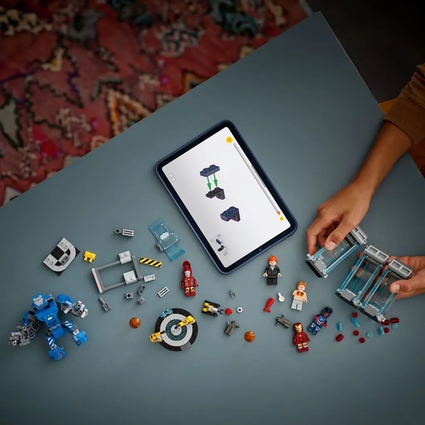 Конструктор LEGO Marvel Super Heroes Лабораторія Залізної Людини зал обладунків 384 деталі (76315) - Pampik - 8