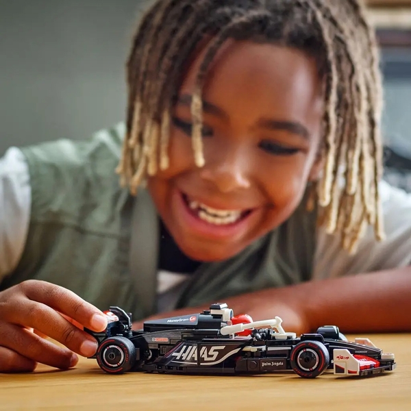Конструктор LEGO Speed ​​Champions Автомобиль для гонки MoneyGram Haas F1 Team VF-24, 242 деталі (77250) - Pampik - 6