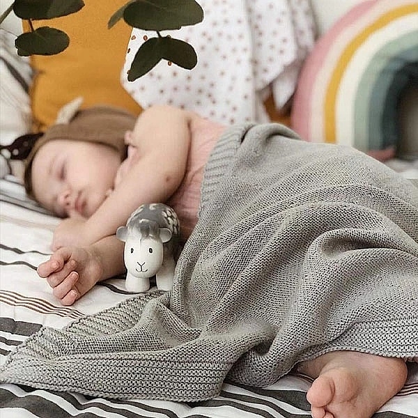 Погремушка-прорезыватель Tikiri 95003, каучук, серый (24983) - Pampik - 5