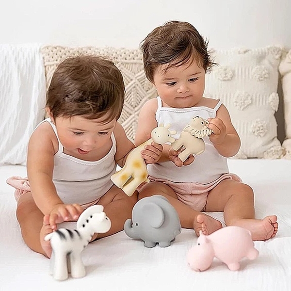 Брязкальце-прорізувач Tikiri 96005, каучук, білий (22570) - Pampik - 4