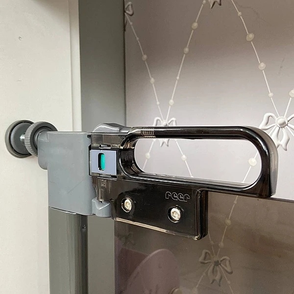 Безопасная ограда-барьер для дверей Reer + дополнительное крепление, серый (46031/23635) - Pampik - 8