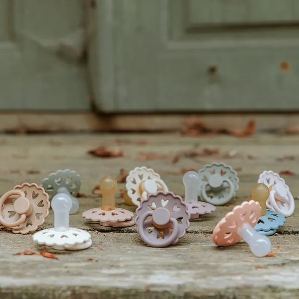 Пустышка латексная Frigg Fairytale X H.C. Andersen Clumsy Hans, круглая, size 1, 0-6 мес., серый (000917) - Pampik - 4