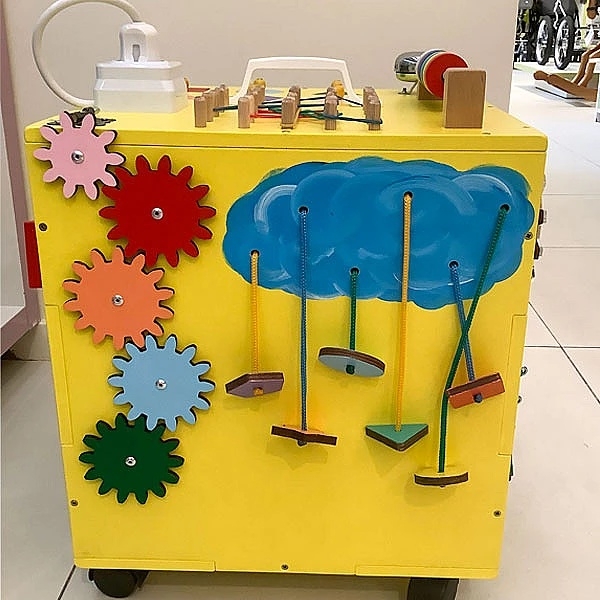 Іграшка дерев'яна NL Baby Актівіті Бізікуб, 35х35 см, жовтий (24421) - Pampik - 2