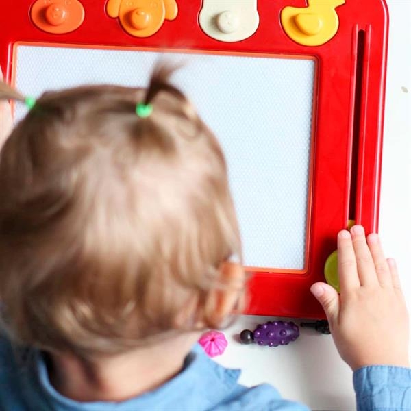 Магнітна дошка для малювання Battat Рафаель з 4 штампами (BX1294Z) - Pampik - 10