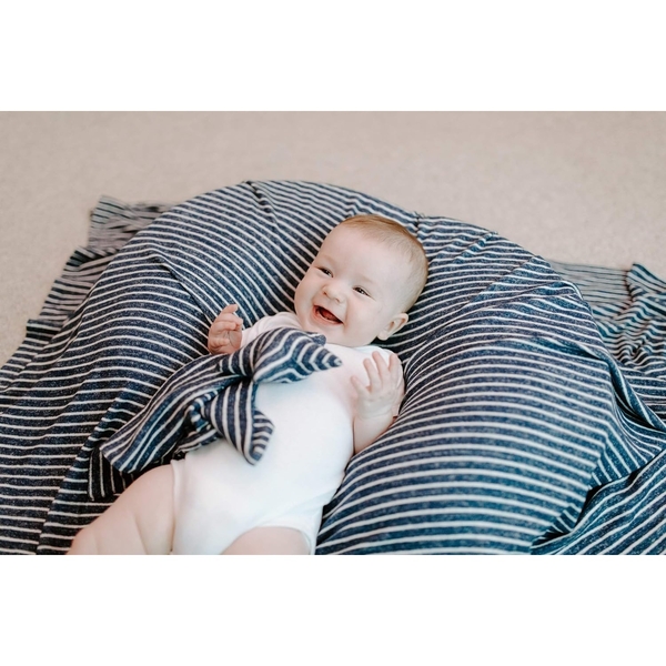 Подарунковий набір Aden + Anais Navy Stripe, пелюшка та шапочка, темно-синій з білим (AA20003) - Pampik - 5