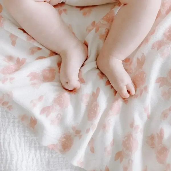 Подарунковий набір Aden + Anais Rosettes, пелюшка та шапочка, рожевий (AA20001) - Pampik - 3