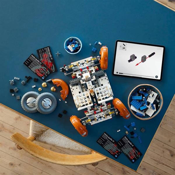 Конструктор LEGO Technic Лунный автомобиль NASA Apollo 1913 деталей (42182) - Pampik - 9