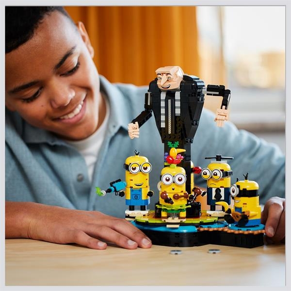 Конструктор LEGO Despicable Me 4 Ґру й посіпаки з кубиків 839 деталей (75582) - Pampik - 7