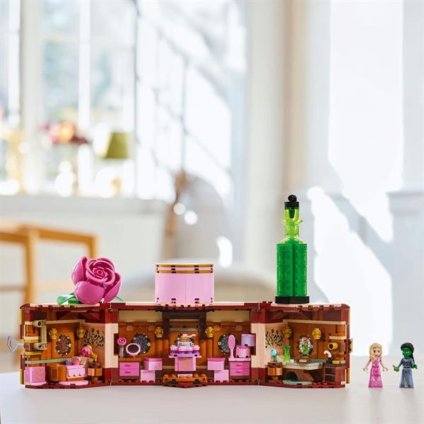 Конструктор LEGO Wicked Кімната Ґлінди та Ельфаби, 740 деталей (75683) - Pampik - 4